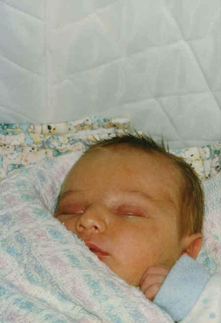 cameron - 3 weeks - asleep in bassenette.jpg (223457 bytes)