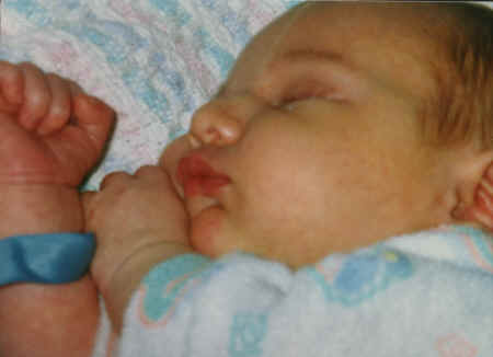 cameron - 3 weeks - asleep in bassenette - #4.jpg (210873 bytes)
