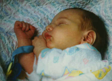 cameron - 3 weeks - asleep in bassenette - #6.jpg (241257 bytes)