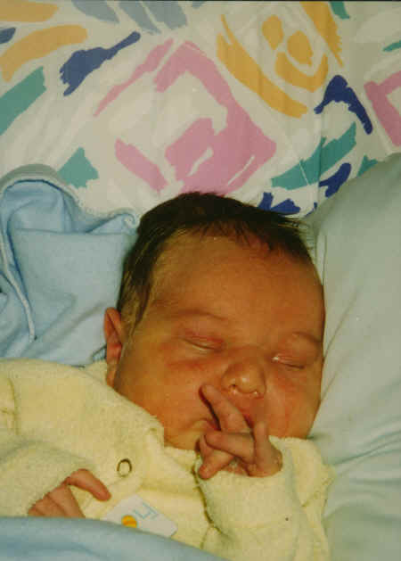 cameron - 3 weeks - asleep in bassenette - #8.jpg (254792 bytes)