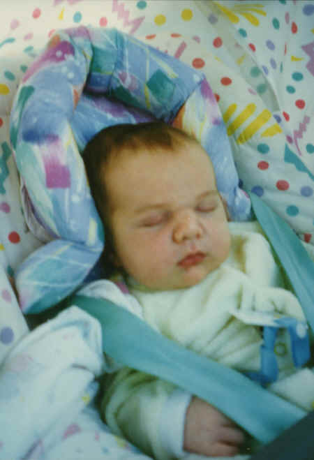 cameron - 3 weeks - asleep in car seat.jpg (217046 bytes)