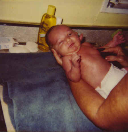 cameron - 3 weeks - bath by Judy - #3.jpg (143557 bytes)