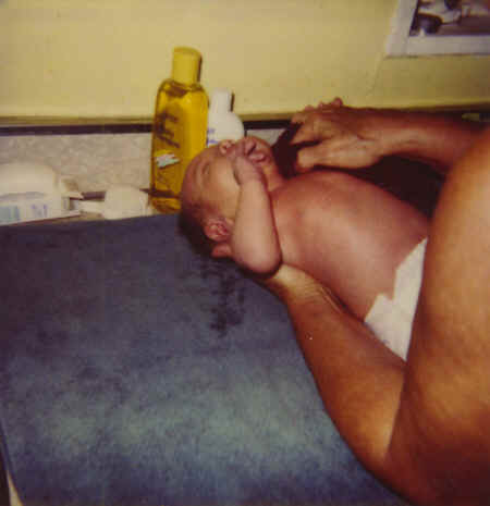 cameron - 3 weeks - bath by Judy - #4.jpg (142243 bytes)