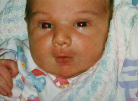 cameron - 3 weeks - close-up in bassenette.jpg (228581 bytes)