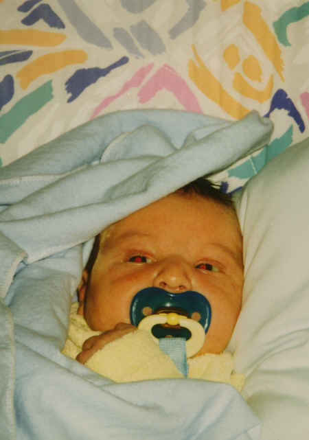 cameron - 3 weeks - in baby chair - #5.jpg (245833 bytes)
