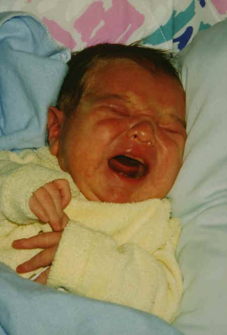 cameron - 3 weeks - in baby chair - Crying.jpg (251223 bytes)