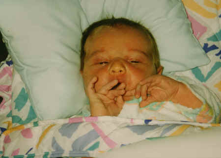 cameron - 3 weeks - in baby chair - yawning.jpg (238744 bytes)