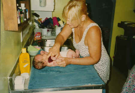 cameron - 3 weeks - judy - bath.jpg (330318 bytes)