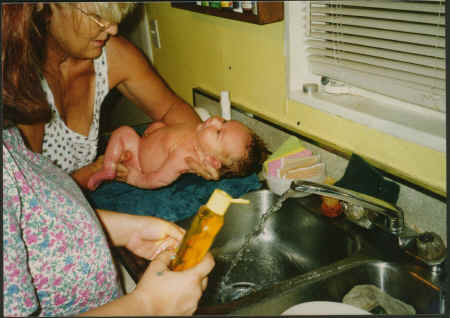 cameron - 3 weeks - judy - crystal - bath.jpg (389197 bytes)