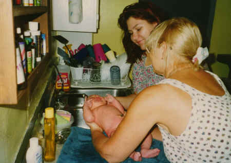 cameron - 3 weeks - judy - crystal - bath #2.jpg (305434 bytes)