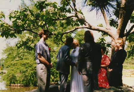chris - crystal - kissing after vows copy.jpg (27908 bytes)
