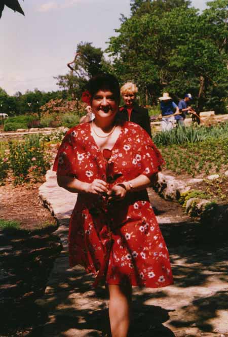 jo - della in background copy.jpg (40487 bytes)